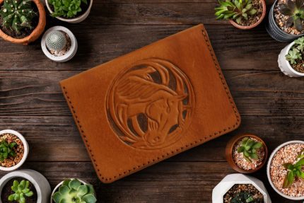 کیف پول چرم طبیعی با طرح اسب برجسته
